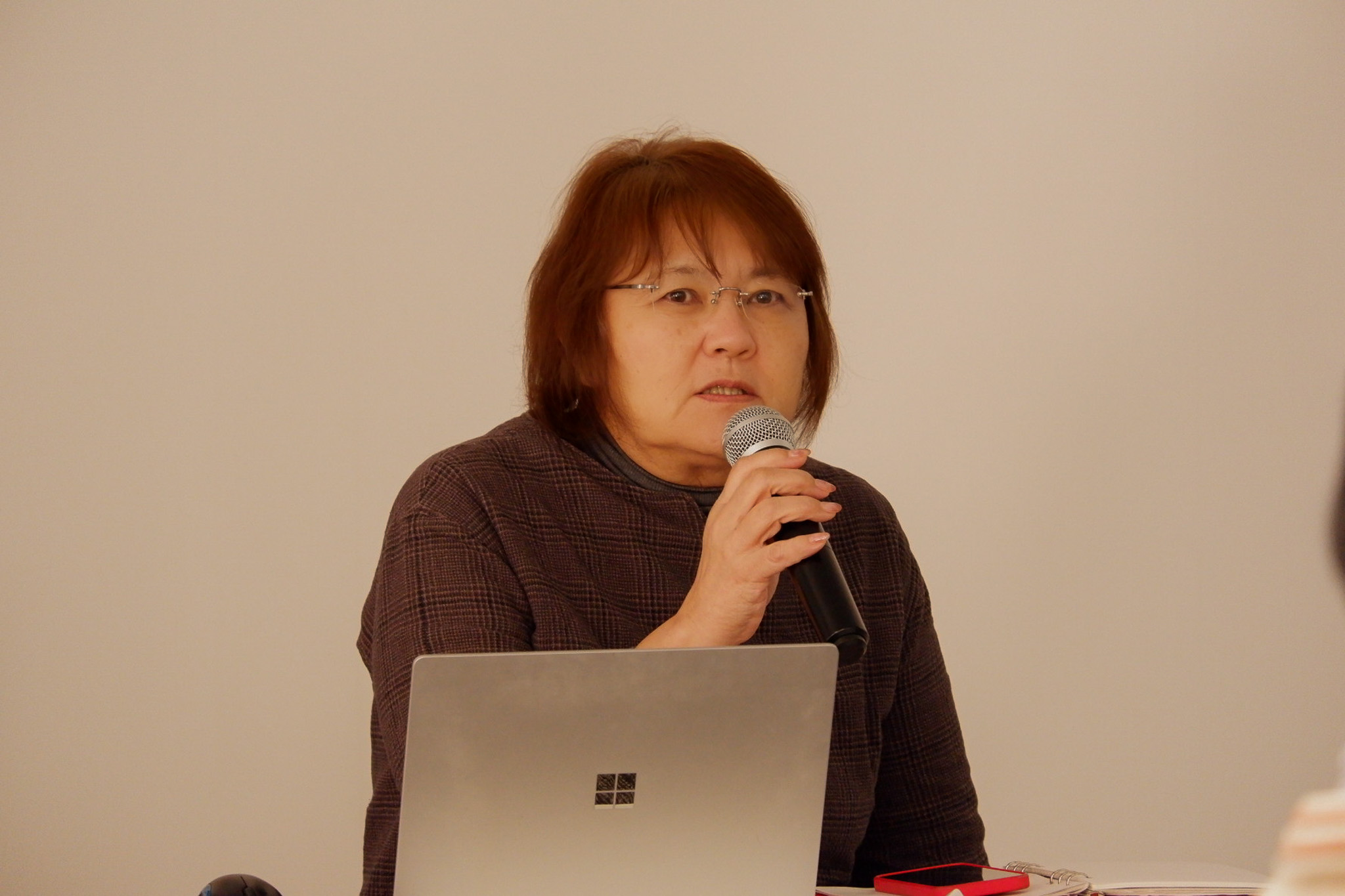 1人以上、勉強している人の画像のようです